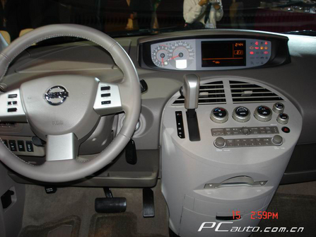 ծa Nissan Quest DƬ D 