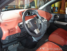 ծa Nissan Quest DƬ D 