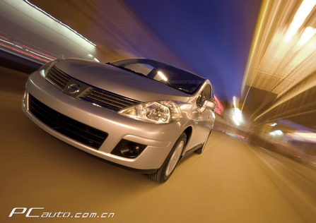 ծa Nissan Versa DƬ D 